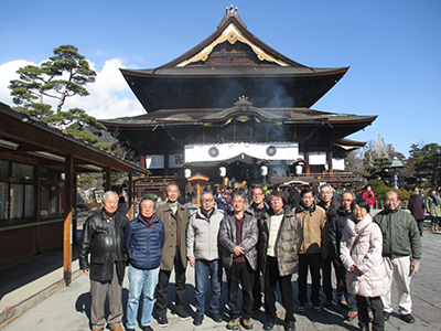 善光寺本堂前で