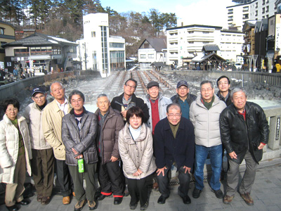 ■草津温泉名物「湯畑」前で