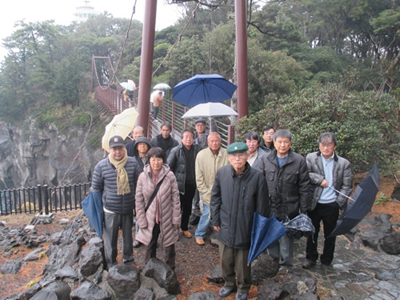 雨の城ケ崎海岸・門脇吊り橋にて