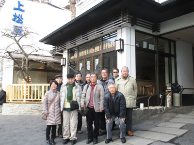 お世話になった「上松屋旅館」の玄関先で