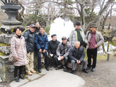 小諸城址・懐古園池にできた氷柱前で